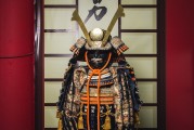 鎧甲勇士，自由戰(zhàn)神是一款由日本萬代南夢宮公司研發(fā)并發(fā)行的動作冒險類手游。在游戲中，玩家將扮演鎧甲勇士，在多元化的關(guān)卡中擊敗各種強(qiáng)大的敵人，并收集和培養(yǎng)角色的裝備、技能等元素，提升自己的戰(zhàn)斗力。，鎧甲勇士，自由戰(zhàn)神