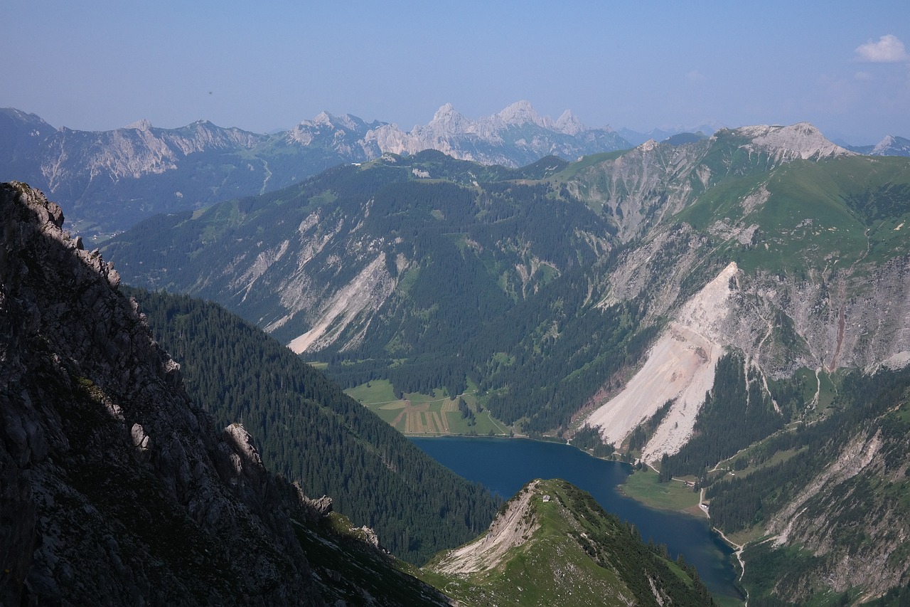 夢魘之境——山體滑坡的驚懼與思考，山體滑坡的驚懼與思考，夢魘之境的挑戰(zhàn)