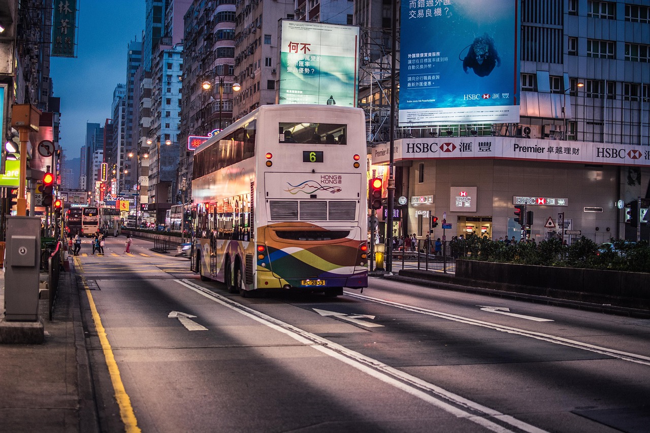 【美股】納指收跌4%創(chuàng)2022年9月以來最大跌幅，特斯拉重挫15%距高點已腰斬