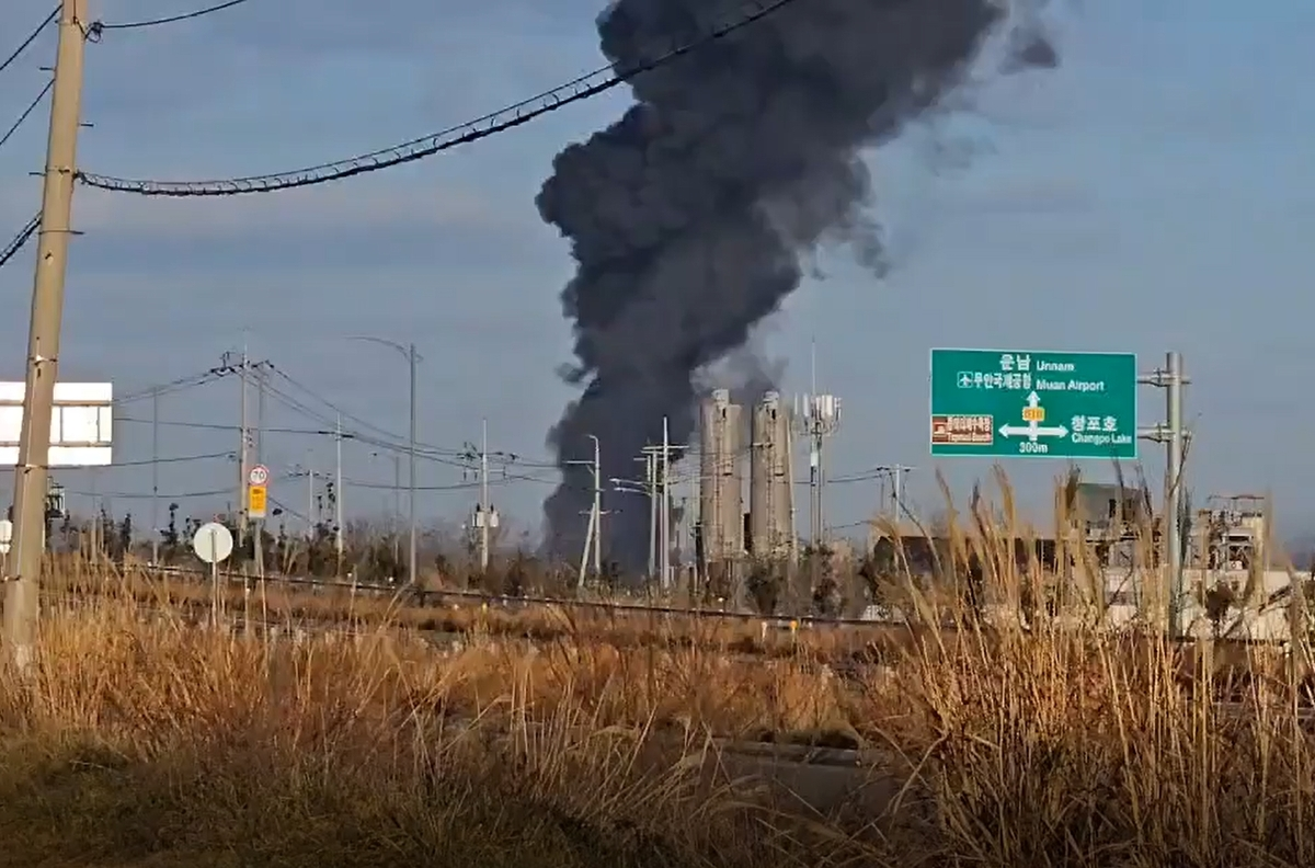 韓國客機(jī)撞墻起火事故已致28人死亡 客機(jī)疑似撞鳥 起落架未放下