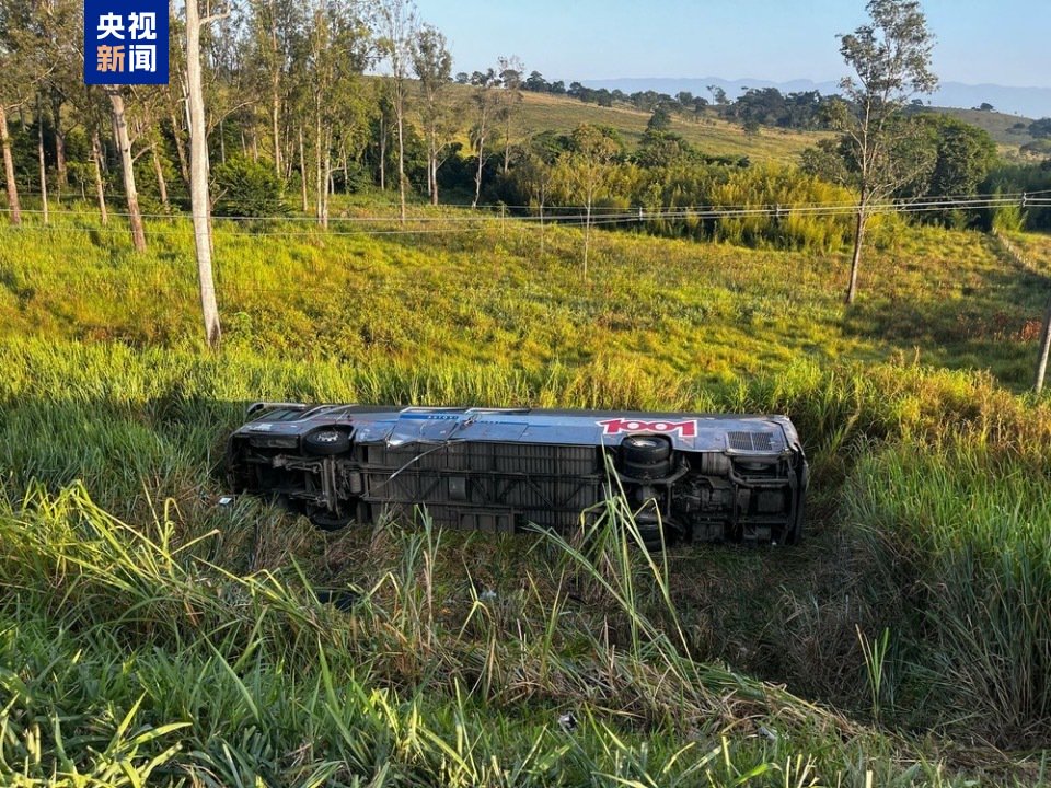 巴西一長(zhǎng)途客車(chē)墜崖造成1死25傷